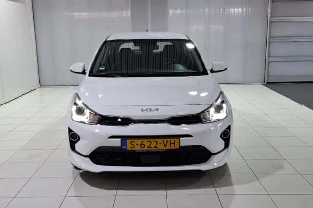 Kia Rio (2023) thumbnail 3