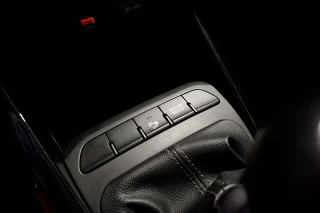 Kia Rio (2023) thumbnail 23