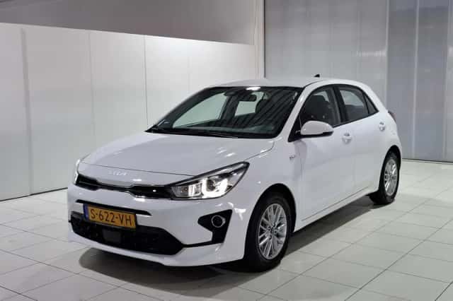 Kia Rio (2023) thumbnail 4