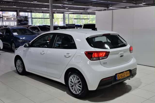 Kia Rio (2023) thumbnail 5