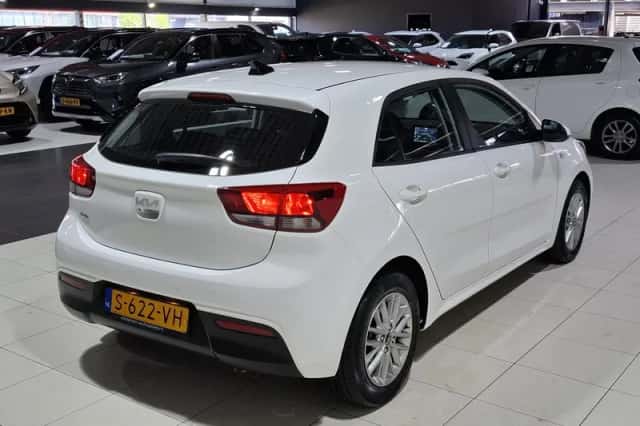 Kia Rio (2023) thumbnail 6