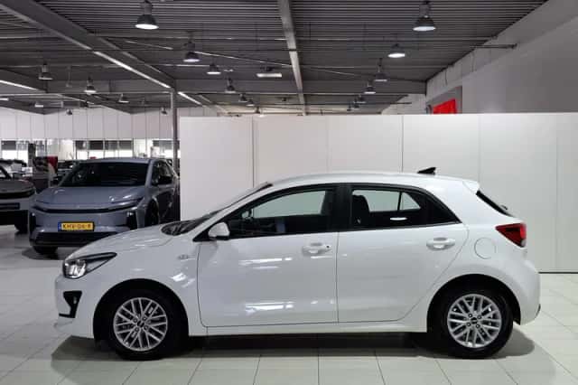 Kia Rio (2023) thumbnail 7