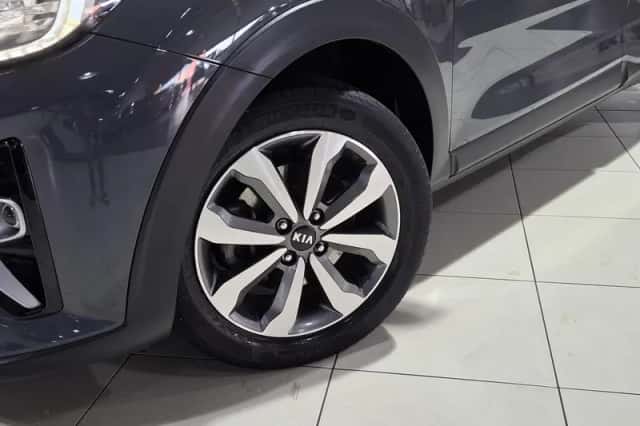 Kia Stonic (2021) thumbnail 2