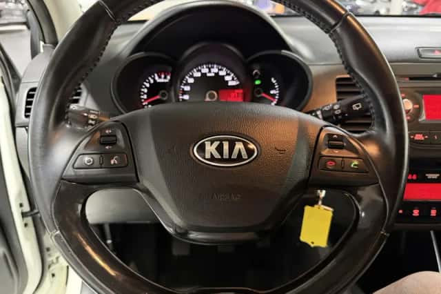 Kia Picanto (2015) thumbnail 11