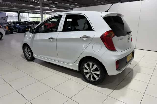 Kia Picanto (2015) thumbnail 5