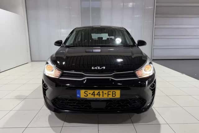 Kia Rio (2023) thumbnail 2