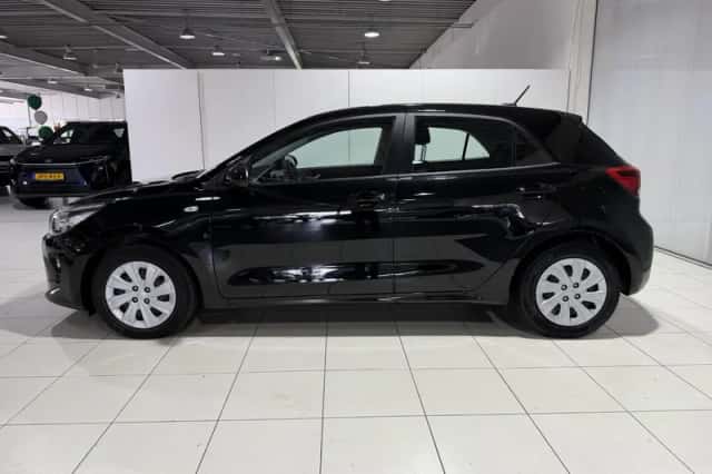 Kia Rio (2023) thumbnail 4