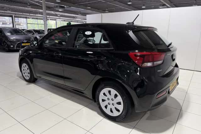 Kia Rio (2023) thumbnail 5