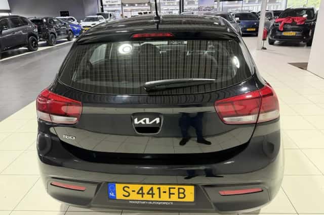 Kia Rio (2023) thumbnail 6