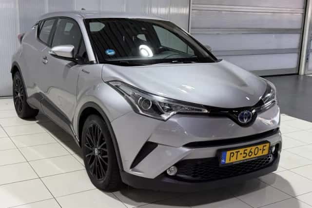 Toyota C-HR (2017) thumbnail 3