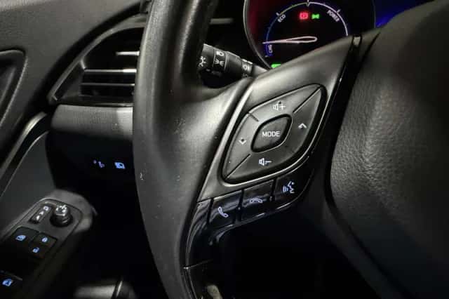 Toyota C-HR (2017) thumbnail 6