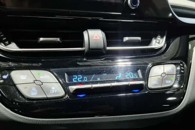 Toyota C-HR (2021) thumbnail 3