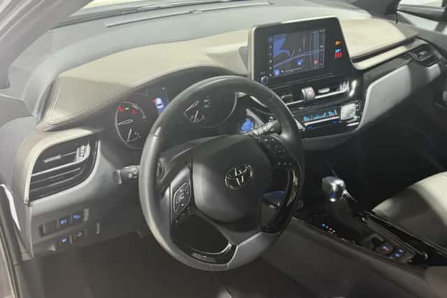 Toyota C-HR (2023) thumbnail 2
