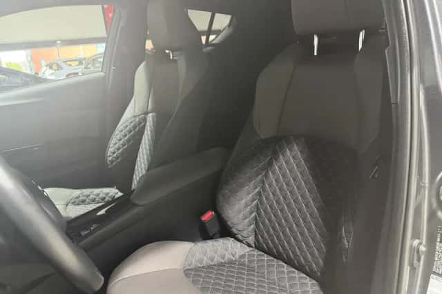 Toyota C-HR (2023) thumbnail 3