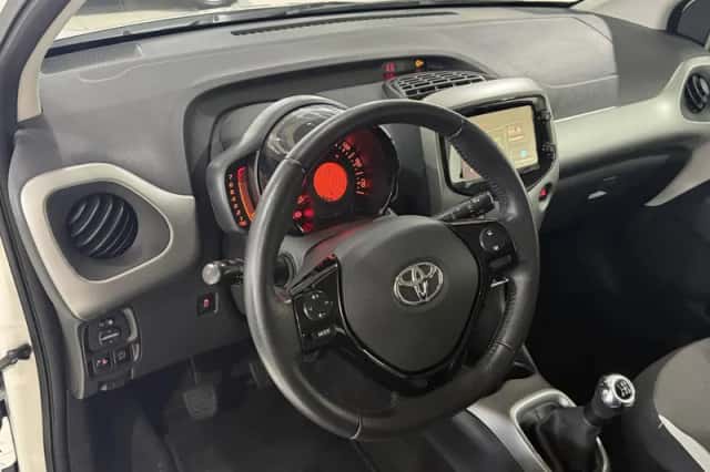 Toyota Aygo (2016) thumbnail 2
