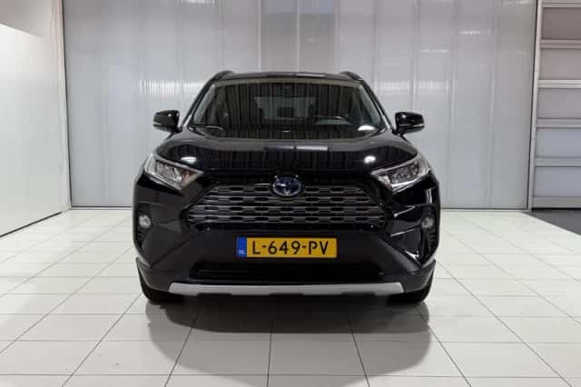 Toyota RAV4 (2021) thumbnail 2