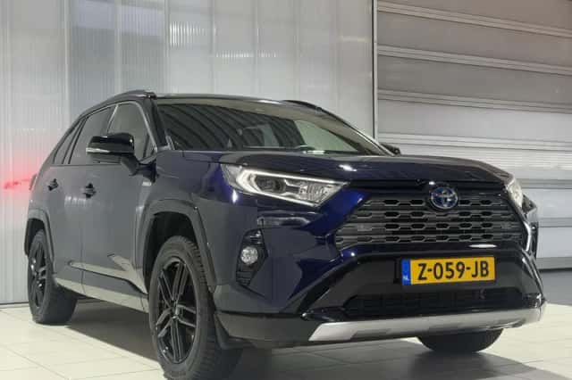Toyota RAV4 (2021) thumbnail 2