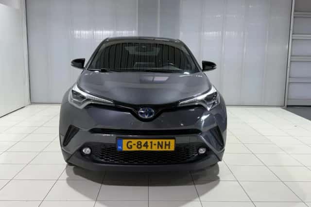 Toyota C-HR (2019) thumbnail 3