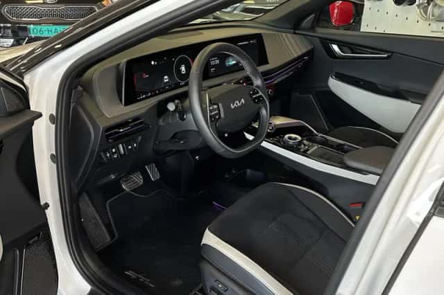 Kia EV6 (2023) thumbnail 2
