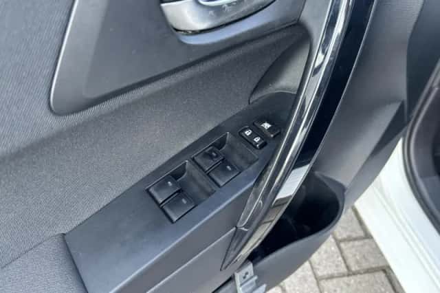 Toyota Auris (2016) thumbnail 3