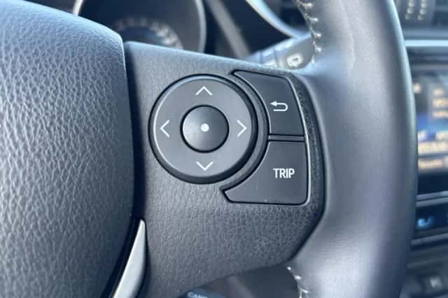 Toyota Auris (2016) thumbnail 7