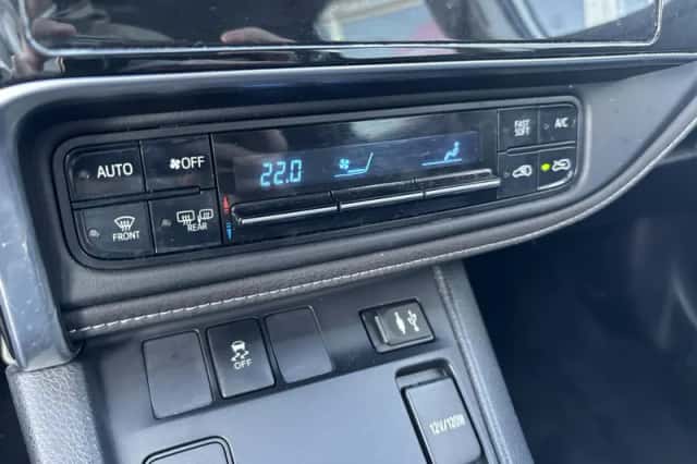 Toyota Auris (2016) thumbnail 8