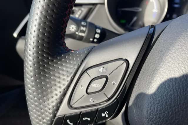 Toyota C-HR (2021) thumbnail 10