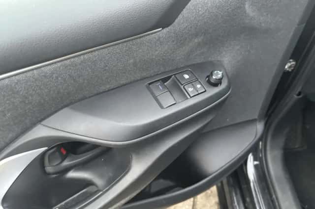 Toyota Yaris (2021) thumbnail 3