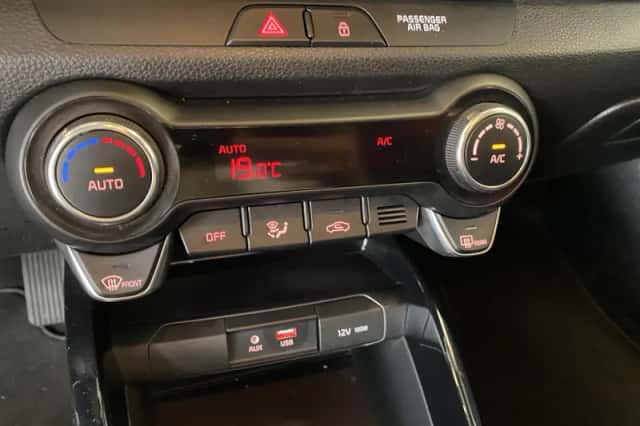 Kia Stonic (2018) thumbnail 11