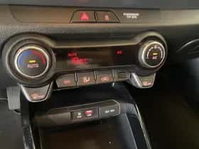 Kia Stonic (2018) thumbnail 11