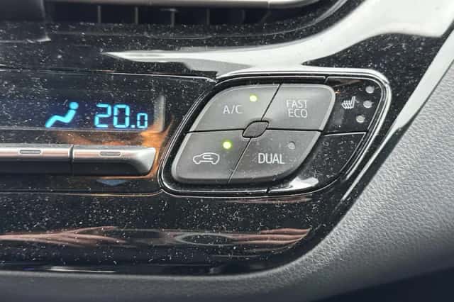 Toyota C-HR (2019) thumbnail 16