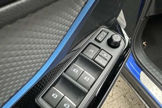 Toyota C-HR (2019) thumbnail 6