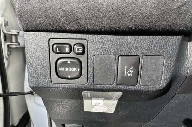 Toyota RAV4 (2018) thumbnail 5