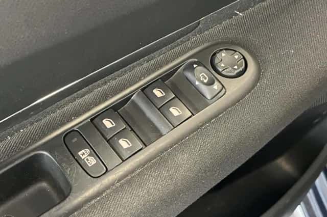 Peugeot 3008 (2015) thumbnail 2