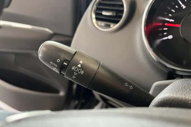 Peugeot 3008 (2015) thumbnail 6