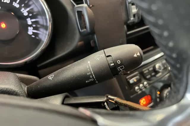 Peugeot 3008 (2015) thumbnail 7