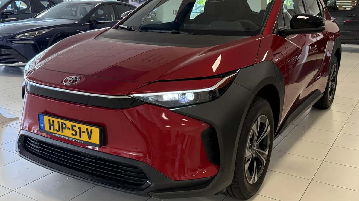 Toyota bZ4X (2025) — foto 1