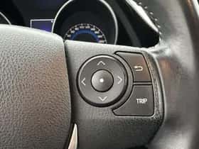 Toyota Auris (2015) thumbnail 8