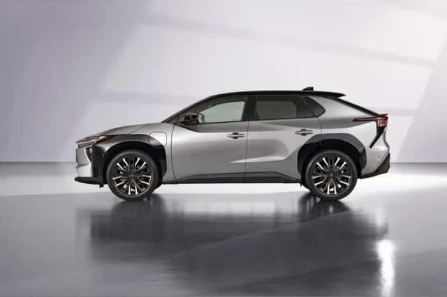 Toyota bZ4X (2025) thumbnail 3
