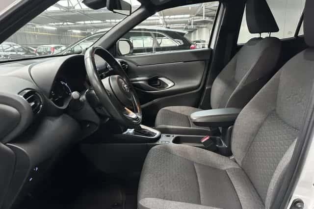 Toyota Yaris Cross (2021) thumbnail 2