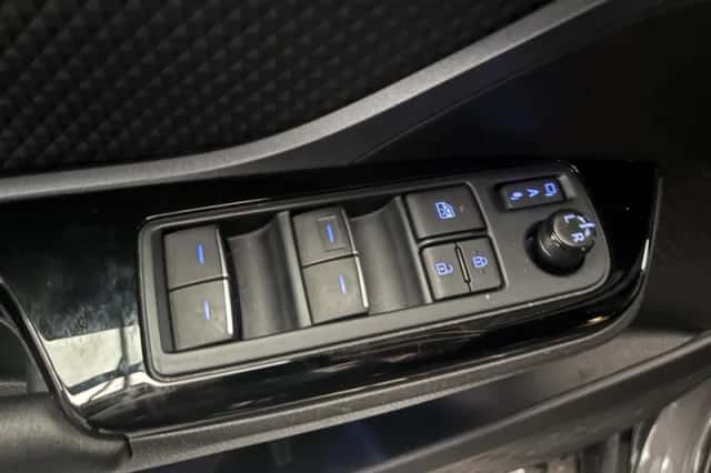 Toyota C-HR (2020) thumbnail 11