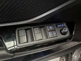 Toyota C-HR (2020) thumbnail 11