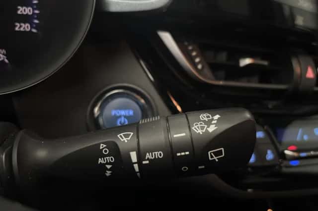 Toyota C-HR (2020) thumbnail 10