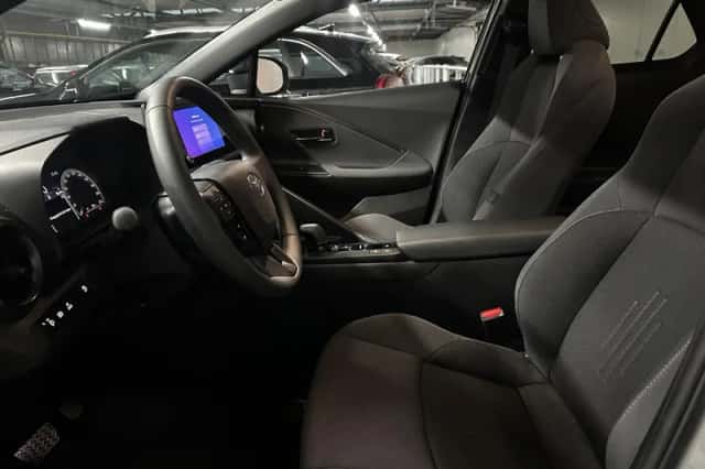 Toyota C-HR (2024) thumbnail 2