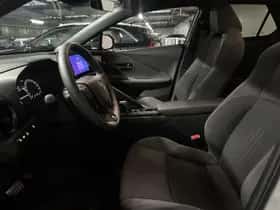 Toyota C-HR (2024) thumbnail 2