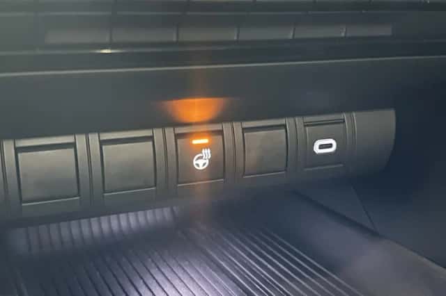 Toyota C-HR (2024) thumbnail 16