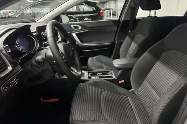 Kia Ceed Sportswagon (2022) thumbnail 2