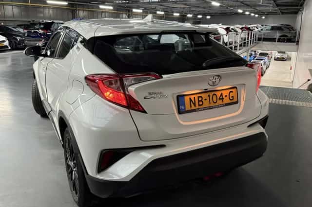 Toyota C-HR (2017) thumbnail 2