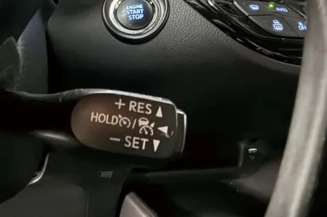 Toyota C-HR (2017) thumbnail 12