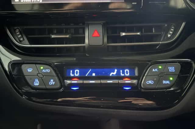 Toyota C-HR (2017) thumbnail 15